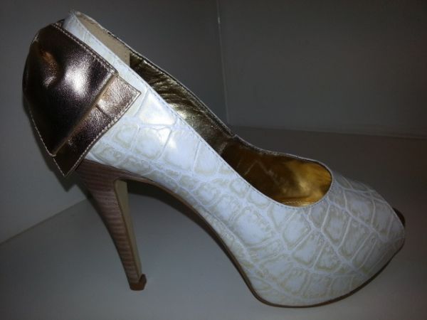 Peeptoe croco branco com laço dourado ref.2003